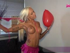 Erotische Spiele mit Luftballon und deutscher Blondine