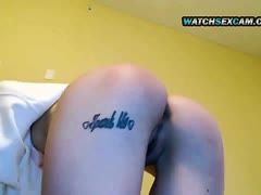 Webcam Girl zeigt dir sein Tattoo auf dem Arsch