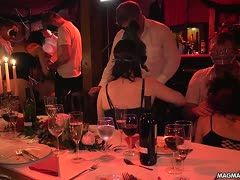 Maskenball endet im Gruppensex